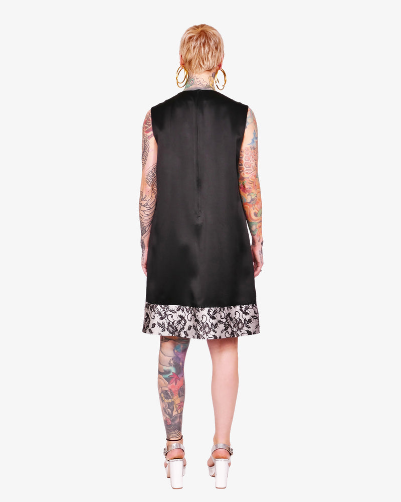 Simple dress with seam pockets
